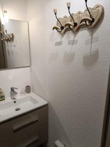 łazienka z umywalką i lustrem w obiekcie Menuires, Beau duplex 8 personnes, Ski aux pieds w Les Menuires +24 zdjęcia