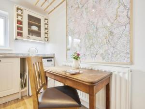una cocina con una mesa de madera y un mapa en la pared en 3 Bed in Keswick SZ007, en Keswick