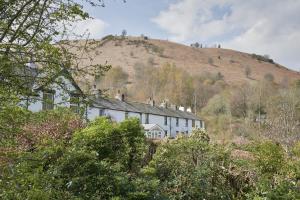 ein Haus auf einem Hügel in der Unterkunft 4 Bed in Braithwaite SZ533 in Braithwaite