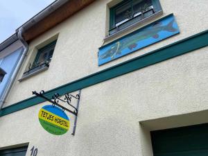 una señal está colgando en el lateral de un edificio en Tetjes Horstel - Ferienwohnung mit Balkon, en Teterow