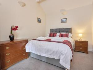 バターミアにある2 Bed in Buttermere SZ588のベッドルーム1室(ベッド1台、ナイトスタンド2台、ドレッサー付)