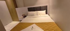 Postel nebo postele na pokoji v ubytování Grand Dyad Hotel - Near Kokilaben Hospital Andheri West