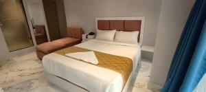 Postel nebo postele na pokoji v ubytování Grand Dyad Hotel - Near Kokilaben Hospital Andheri West