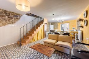 salon z kanapą i schodami w obiekcie Suite il Corno w mieście Vidiciatico