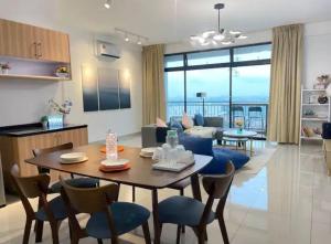 uma cozinha e sala de estar com mesa e cadeiras em 夜光城Mount·Austin·3Room·5Pax•Wifi. em Johor Bahru