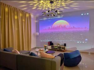uma sala de estar com um sofá e um grande ecrã em 夜光城Mount·Austin·3Room·5Pax•Wifi. em Johor Bahru