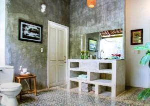 ein Badezimmer mit Toilette, Waschbecken und Spiegel in der Unterkunft Bamboo Cottages in Phu Quoc + 103 Fotos