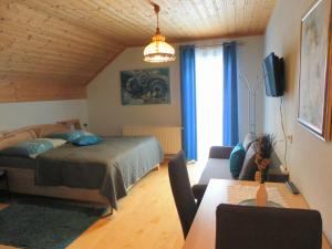 ein Schlafzimmer mit einem Bett, einem Sofa und einem Tisch in der Unterkunft Apartment zum Wasserfall in Krakaudorf