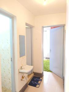 ein Bad mit einem WC und einem Waschbecken in der Unterkunft Trm homes in Nairobi