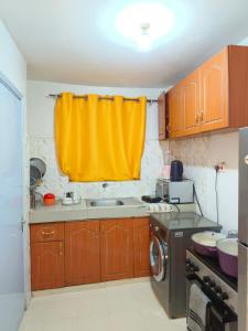 eine Küche mit einer Spüle und einer Waschmaschine in der Unterkunft Trm homes in Nairobi