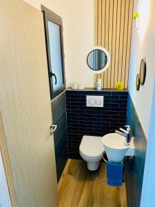 Kúpeľňa v ubytovaní Love room avec jacuzzi intérieur proche Blagnac