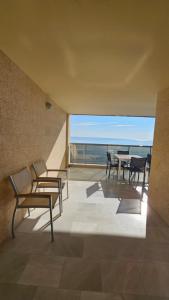 a balcony with chairs and a table with a view of the ocean at Apartamento en Altea con vistas al mar in Altea