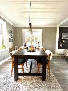 una sala da pranzo con tavolo e sedie e una sala da pranzo di #Reinehuset - Amazing view! a Reine