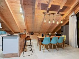 een keuken met een houten plafond en een houten tafel en stoelen bij feworld Freilassing - 2 apartments - near train station - free parking in Freilassing