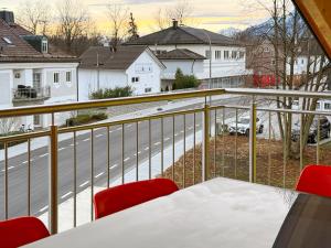 een balkon met een tafel en stoelen en een straat bij feworld Freilassing - 2 apartments - near train station - free parking in Freilassing