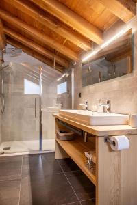 een badkamer met een wastafel, een douche en een bad bij Chalet La Chaumière in Chamonix-Mont-Blanc