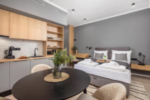 リエカにあるMolo Longo - Downtown Apartmentsのベッドルーム1室(ベッド1台、テーブル、椅子付)