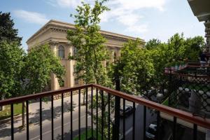 balcone con vista su un edificio. di ELYSIUM HOTEL a Baku