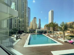 Bazén v ubytování LUXfolio Retreats - Sea & Marina - Dubai Marina nebo v jeho okolí
