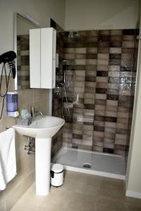 帕爾馬的住宿－Il Trovatore Rooms，一间带水槽和淋浴的浴室