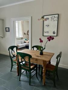 een eetkamer met een houten tafel en stoelen bij Kuflew Manor House in Mrozy