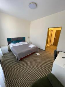 Hotel Astoria City Center tesisinde bir odada yatak veya yataklar