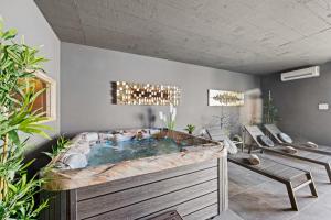 un jacuzzi en una habitación con plantas en Luxury Villa Dali with Sauna, Whirlpool and Sea view in Medulin only 1,7 km from the beach, en Medulin