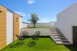 メドゥリンにあるLuxury Villa Dali with sauna, whirlpool and heated pool in Medulin only 1,7 km from the beachの階段の横の芝生に置かれた2脚の椅子