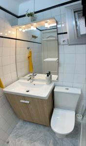 a bathroom with a sink and a toilet and a mirror at Alojamiento Calma in Hospitalet de Llobregat