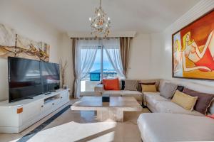 salon z dużym telewizorem z płaskim ekranem w obiekcie Apartamento Marbella Playa w Marbelli