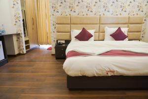 Voodi või voodid majutusasutuse Lime Tree Hotel Pulkit Gurgaon-Artemis Hospital, Nearest Metro Huda City Centre toas