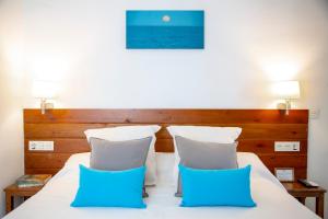 Cama o camas de una habitación en Hostal Boutique Casa del Mar Altea
