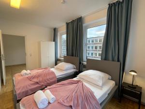 a hotel room with two beds and a window at Helle Zentrale WG Direkt am Heumarkt in Cologne