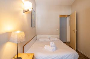シャモニー・モンブランにあるApartment Lognan 6のベッド1台(タオル付)が備わる小さな客室です。