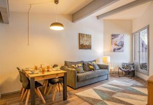 un soggiorno con tavolo e divano di Apartment Lognan 6 a Chamonix-Mont-Blanc