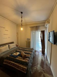 1 dormitorio con 1 cama grande y TV en Apollo Apartment Athens/Airport en Spáta