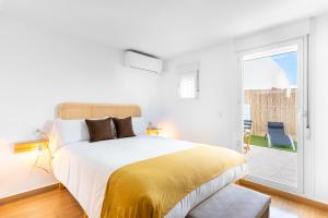 Postel nebo postele na pokoji v ubytování WintowinRentals Huelin Houses con Terraza Chill Out