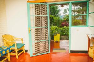 RuhengeriにあるIsange Paradise Resortの窓付きの部屋への開口ドア