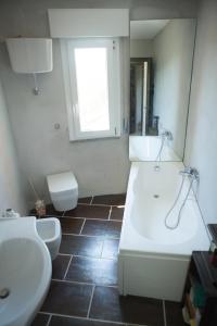 Bilik mandi di Whole Villa-Seaviews-Private Access Beach@200m +14 gambar