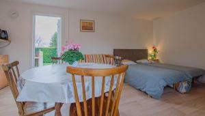 Bouy-LuxembourgにあるLe nid d'hirondellesのテーブルとベッド、窓が備わる客室です。