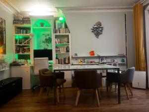 圣旺Chambre en appartement - Proche métro 13 et 14的餐厅里有一张桌子和几把椅子