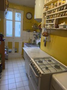 圣旺Chambre en appartement - Proche métro 13 et 14的带水槽和炉灶的厨房 顶部烤箱