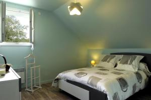 Un dormitorio con una cama grande y una ventana en Chez la francine en Noë-les-Mallets