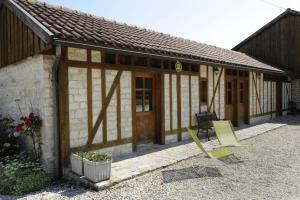 a small house with two chairs in front of it at Le cellier aux moines in Colombé-le-Sec
