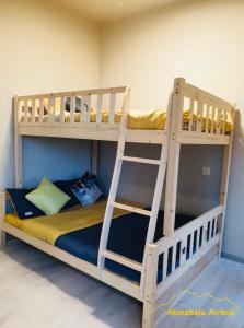 2 łóżka piętrowe w pokoju z drabiną w obiekcie JQ Citypads by Golden Stay w mieście Kota Kinabalu