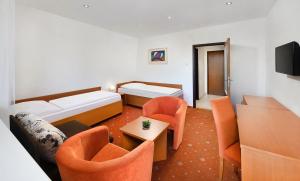 A television and/or entertainment centre at Hotel Academia