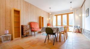 ein Esszimmer mit einem Tisch und Stühlen in der Unterkunft La ferme du chateau in Méry-sur-Seine