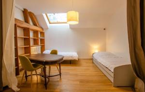 Zimmer mit einem Tisch, einem Bett und einem Schreibtisch in der Unterkunft La ferme du chateau in Méry-sur-Seine