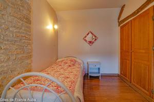 Un pat sau paturi într-o cameră la La taniere