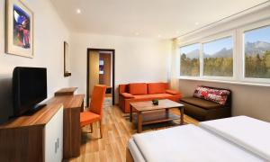 A television and/or entertainment centre at Hotel Academia